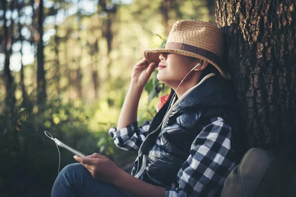 Giovane Donna Che Ascolta Musica Smartphone Sotto Albero Giardino — Foto Stock