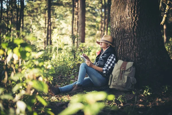 Giovane Donna Che Ascolta Musica Smartphone Sotto Albero Giardino — Foto Stock