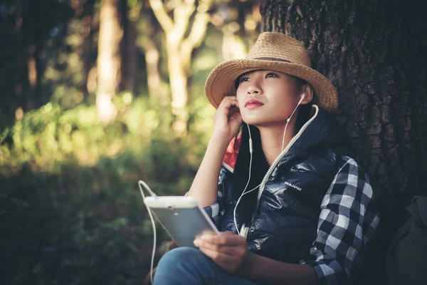 Ung Kvinna Lyssnar Musik Från Smartphone Trädet Trädgården — Stockfoto