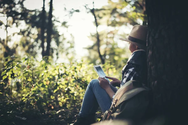 Junge Frau Hört Musik Vom Smartphone Unter Dem Baum Garten — Stockfoto
