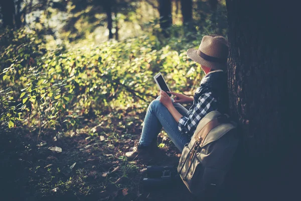 Ung Kvinna Lyssnar Musik Från Smartphone Trädet Trädgården — Stockfoto