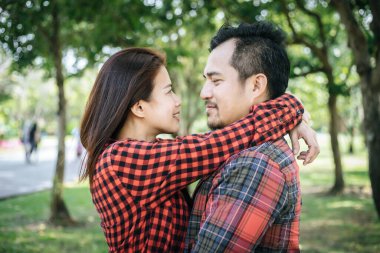 Birlikte olduğumuz için mutluyum. Güzel, genç, sevgi dolu bir çift dışarıda bekliyor. 