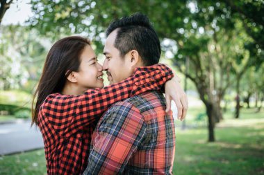Birlikte olduğumuz için mutluyum. Güzel, genç, sevgi dolu bir çift dışarıda bekliyor. 
