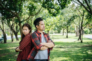 Genç çiftin sorunları var. İlişki İmajında sorunlar kasıtlı olarak düzeltilir..