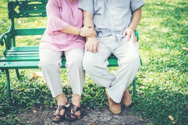 Sağlıklı yaşlı çift parktaki bankta dinleniyor.