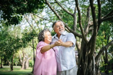 Parktaki mutlu yaşlı çift