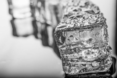  Su damlalı buz küpleri