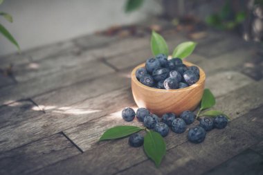 Tahta kasedeki taze erikler eski ahşap arka planda.