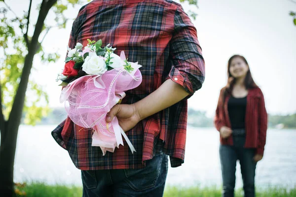 Närbild Man Som Ger Glada Kvinnor Blommor Bild Ett Romantiskt — Stockfoto
