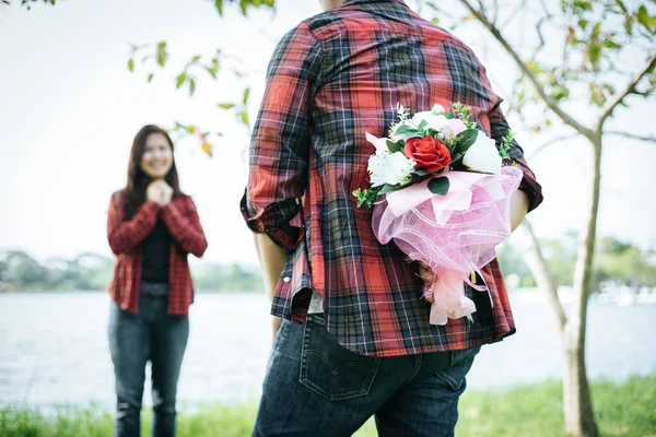 Primer Plano Hombre Dando Flores Mujer Feliz Una Foto Una —  Fotos de Stock