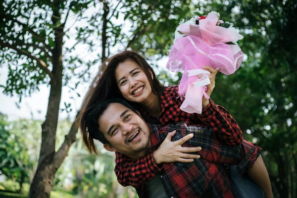 Primer Plano Hombre Dando Flores Mujer Feliz Una Foto Una —  Fotos de Stock