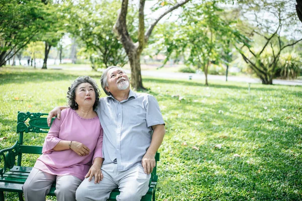 公園のベンチでリラックスしている健康なシニアカップル — ストック写真