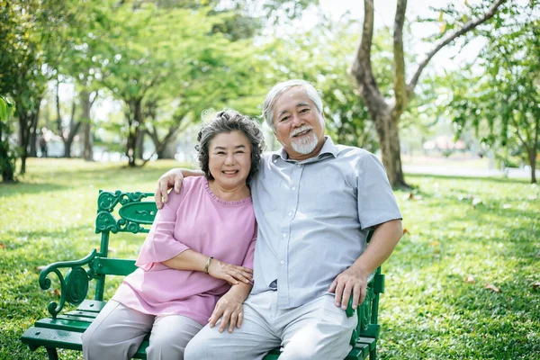 公園のベンチでリラックスしている健康なシニアカップル — ストック写真