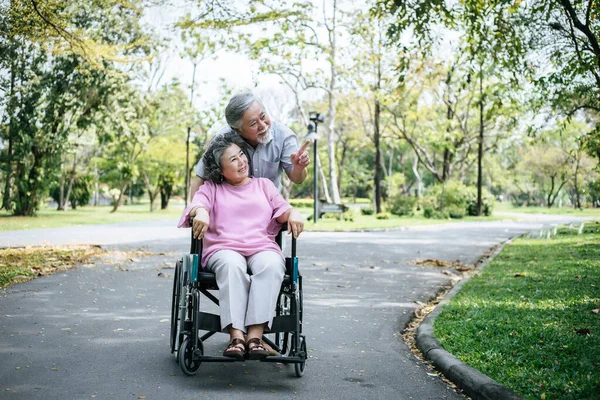 車椅子で障害のある妻を介護する老人 — ストック写真