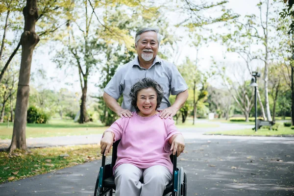 Старший Мужчина Ухаживает Женой Инвалидом Инвалидном Кресле — стоковое фото