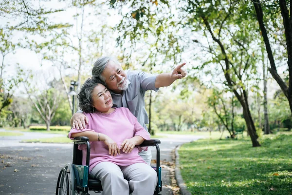 車椅子で障害のある妻を介護する老人 — ストック写真