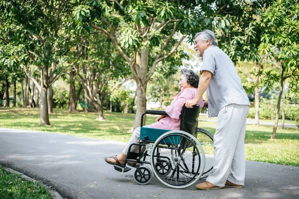 Старший Мужчина Ухаживает Женой Инвалидом Инвалидном Кресле — стоковое фото