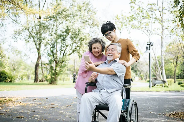 幸せな家族を歓迎する車椅子の障害者の祖父 — ストック写真