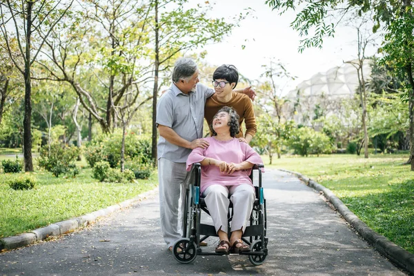 Alegre Abuelo Discapacitado Silla Ruedas Dando Bienvenida Familia Feliz — Foto de Stock