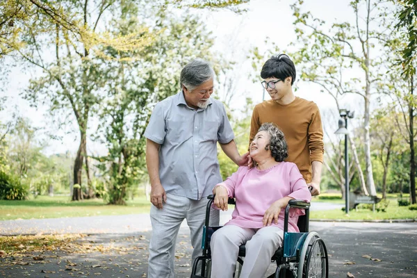 幸せな家族を歓迎する車椅子の障害者の祖父 — ストック写真