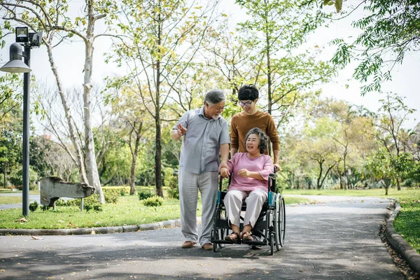 Alegre Abuelo Discapacitado Silla Ruedas Dando Bienvenida Familia Feliz — Foto de Stock