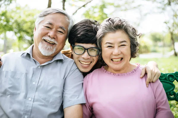 Familia Feliz Divirtiéndose Aire Libre Sonriendo — Foto de Stock