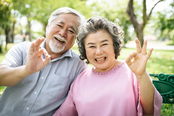 Parktaki mutlu yaşlı çift