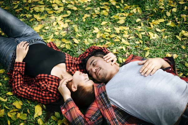 Romantický Pár Mladých Lidí Ležících Trávě Parku — Stock fotografie