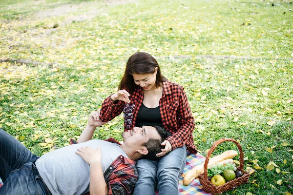 Romantický Mladý Pár Sedí Zahradě — Stock fotografie