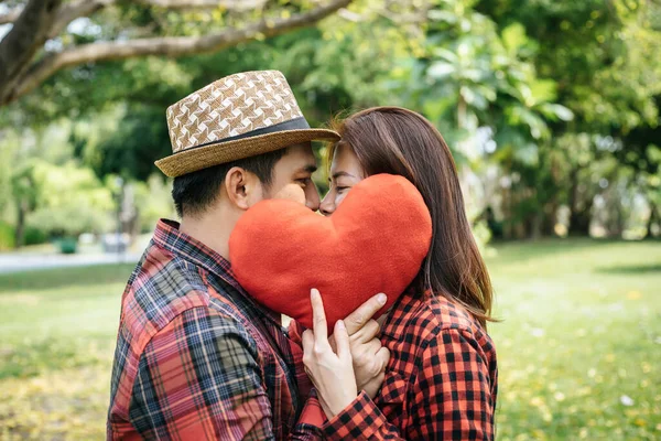 Jsme Rádi Jsme Spolu Krásný Mladý Milující Pár Stojící Venku — Stock fotografie