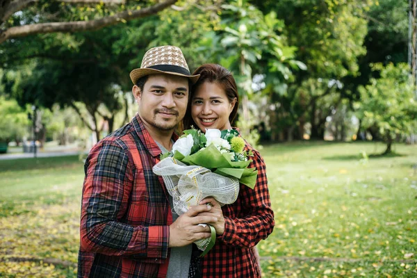 幸せな女性の花を与える男のクローズアップ ロマンチックなカップルが取得の写真 — ストック写真