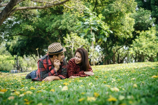 Pareja Joven Romántica Sentada Jardín —  Fotos de Stock