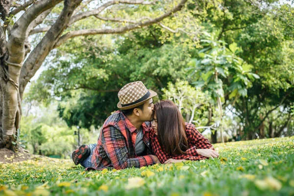 Bahçede Oturan Romantik Genç Çift — Stok fotoğraf