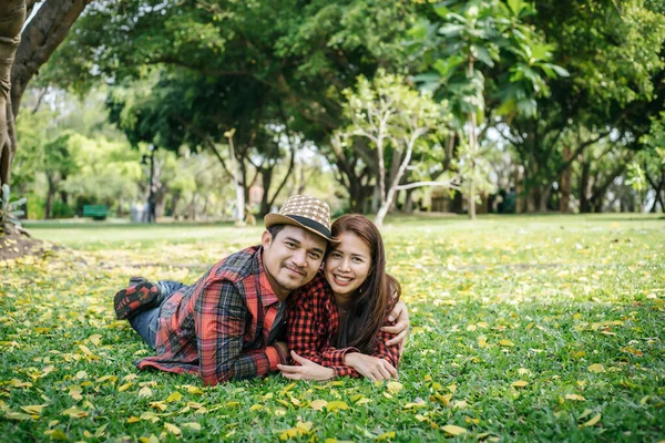 Romantique Jeune Couple Assis Dans Jardin — Photo