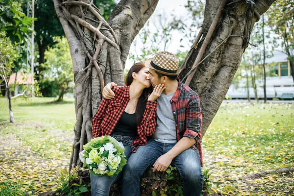 Närbild Man Som Ger Glada Kvinnor Blommor Bild Ett Romantiskt — Stockfoto