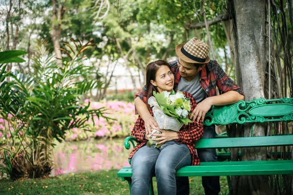 Doğadaki Genç Çift Bankta Oturuyor Erkek Kadın Birlikte — Stok fotoğraf