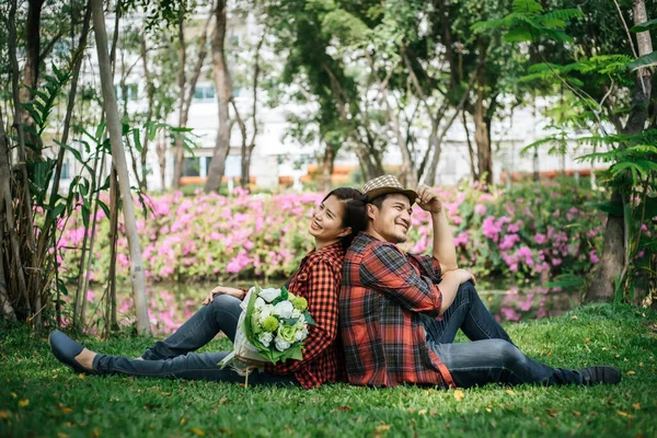 Romantický Mladý Pár Sedí Zahradě — Stock fotografie