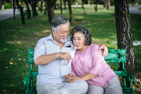 Saludable Pareja Ancianos Asientos Relajantes Banco Parque —  Fotos de Stock