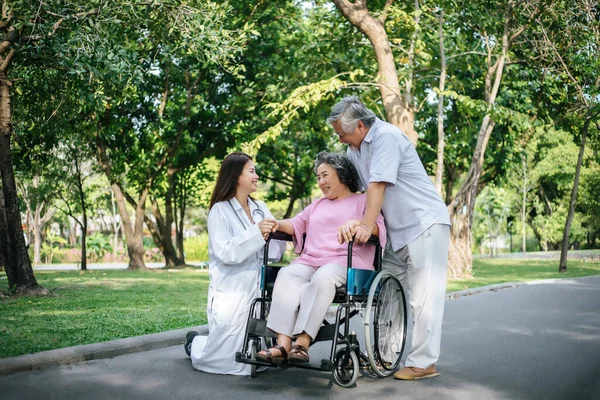 Enfermera Mirando Paciente Anciano Silla Ruedas Doctor Hablando Con Viejos — Foto de Stock