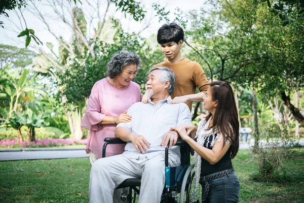 Alegre Abuelo Discapacitado Silla Ruedas Dando Bienvenida Familia Feliz — Foto de Stock