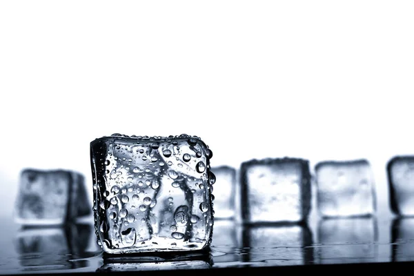 Damlalı Buz Küpleri — Stok fotoğraf