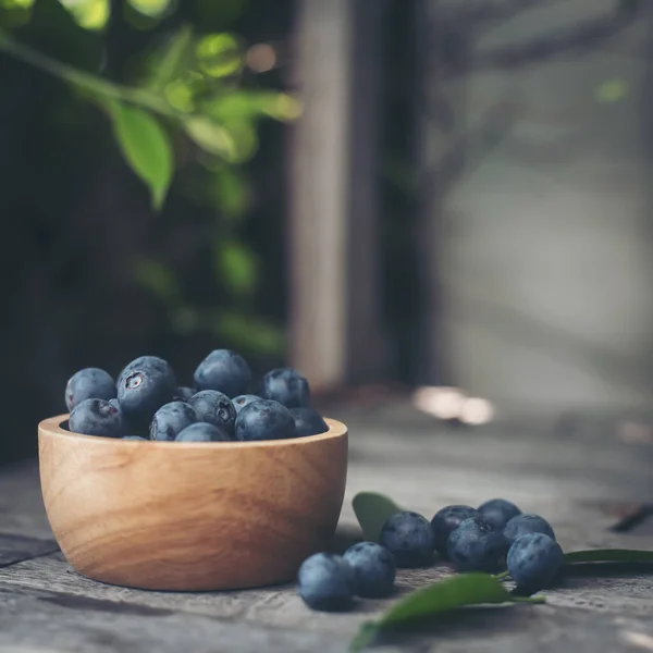 Färska Plommon Trä Skål Gamla Trä Bakgrund — Stockfoto