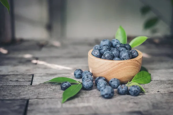 Prunes Fraîches Dans Bol Bois Sur Vieux Fond Bois — Photo