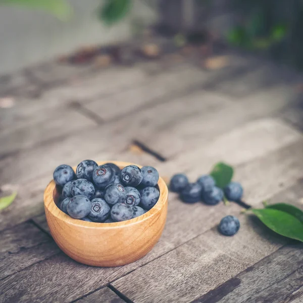 Färska Plommon Trä Skål Gamla Trä Bakgrund — Stockfoto