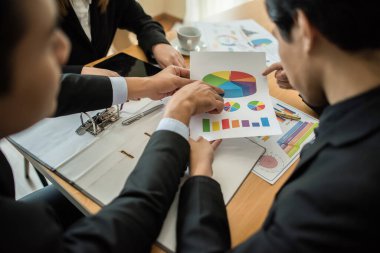 Toplantıda görüşme sırasında iş belgeleriyle çalışan iş adamlarının kapatılması.