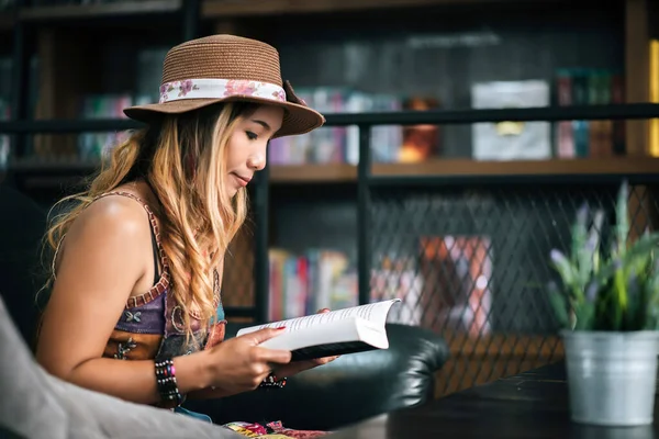 Mujer Joven Leyendo Libro Taza Café Fresco Mesa — Foto de Stock