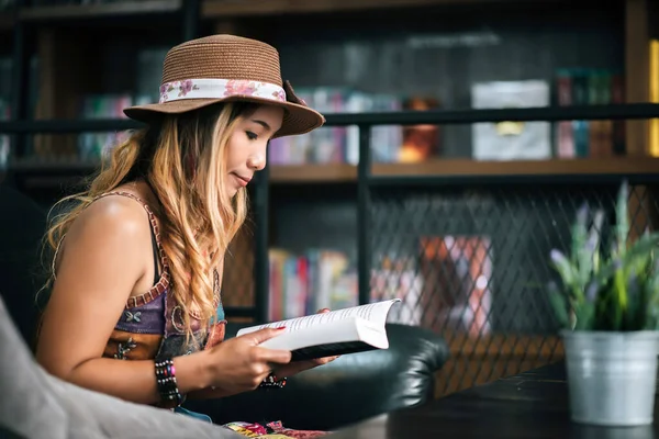 Jovem Mulher Lendo Livro Xícara Fresca Café Mesa — Fotografia de Stock