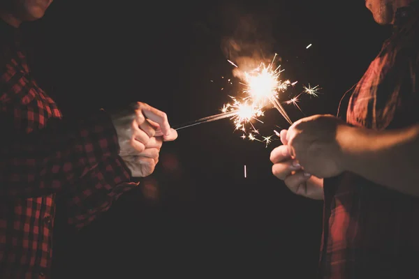 Happy Couple Hold Firework Sticks Evening Night Time — Stock Photo, Image