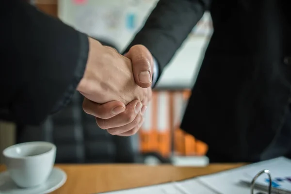 Empresário Apertando Mãos Para Selar Acordo Com Seu Parceiro — Fotografia de Stock