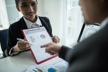 Toplantıda görüşme sırasında iş belgeleriyle çalışan iş adamlarının kapatılması.